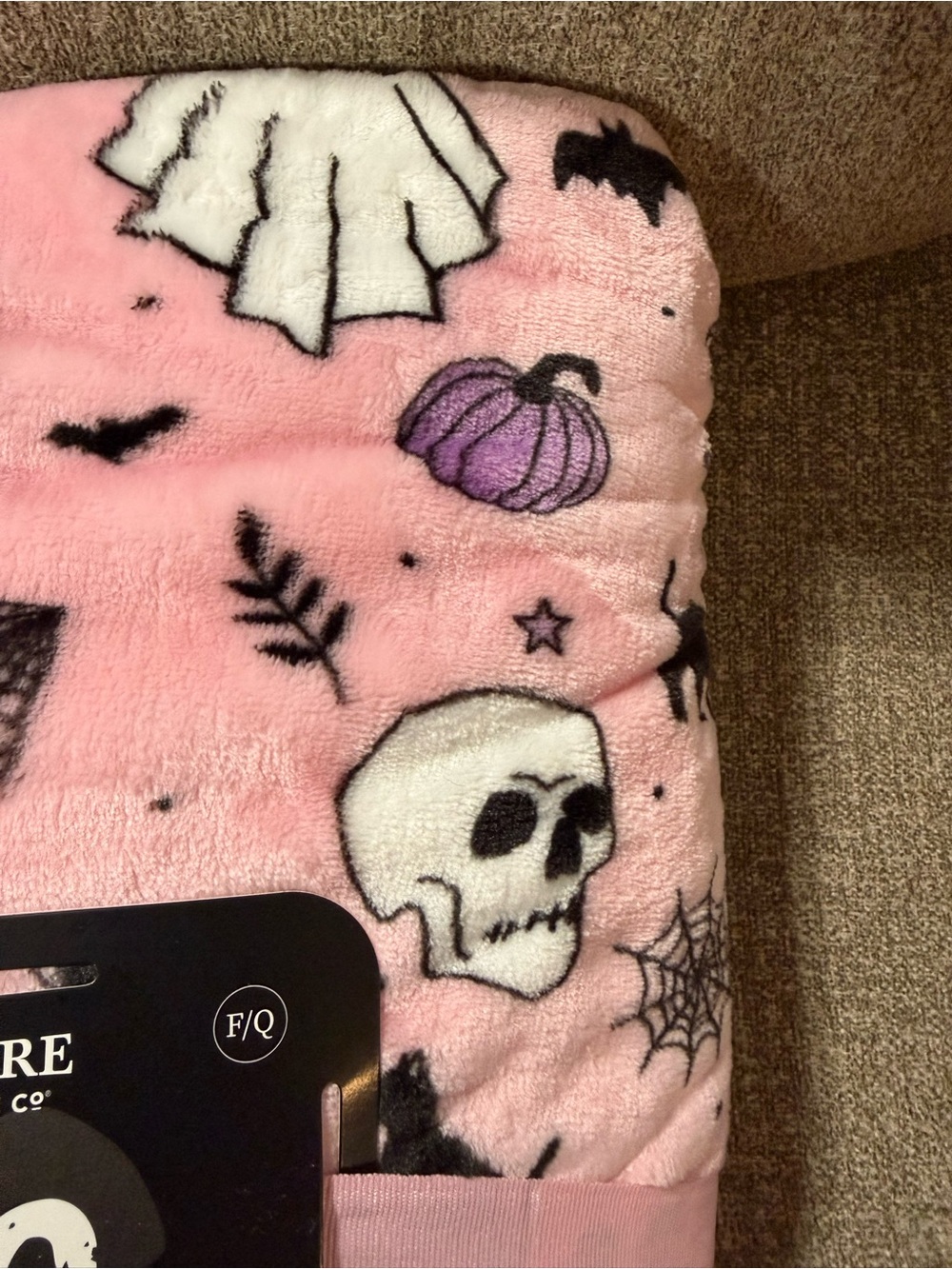 Berkshire Pink Halloween 'Boo' Full/Queen Blanket - Picture 4 of 5